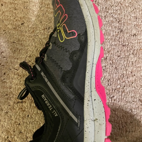 Fila sneakers size 9 - Picture 2 of 2